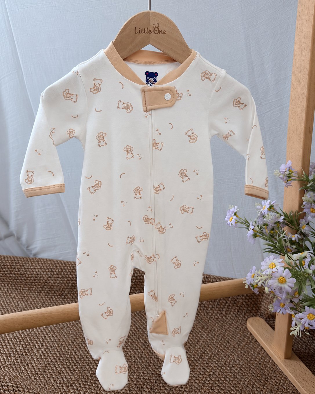 F08 Sitting bear footed romper